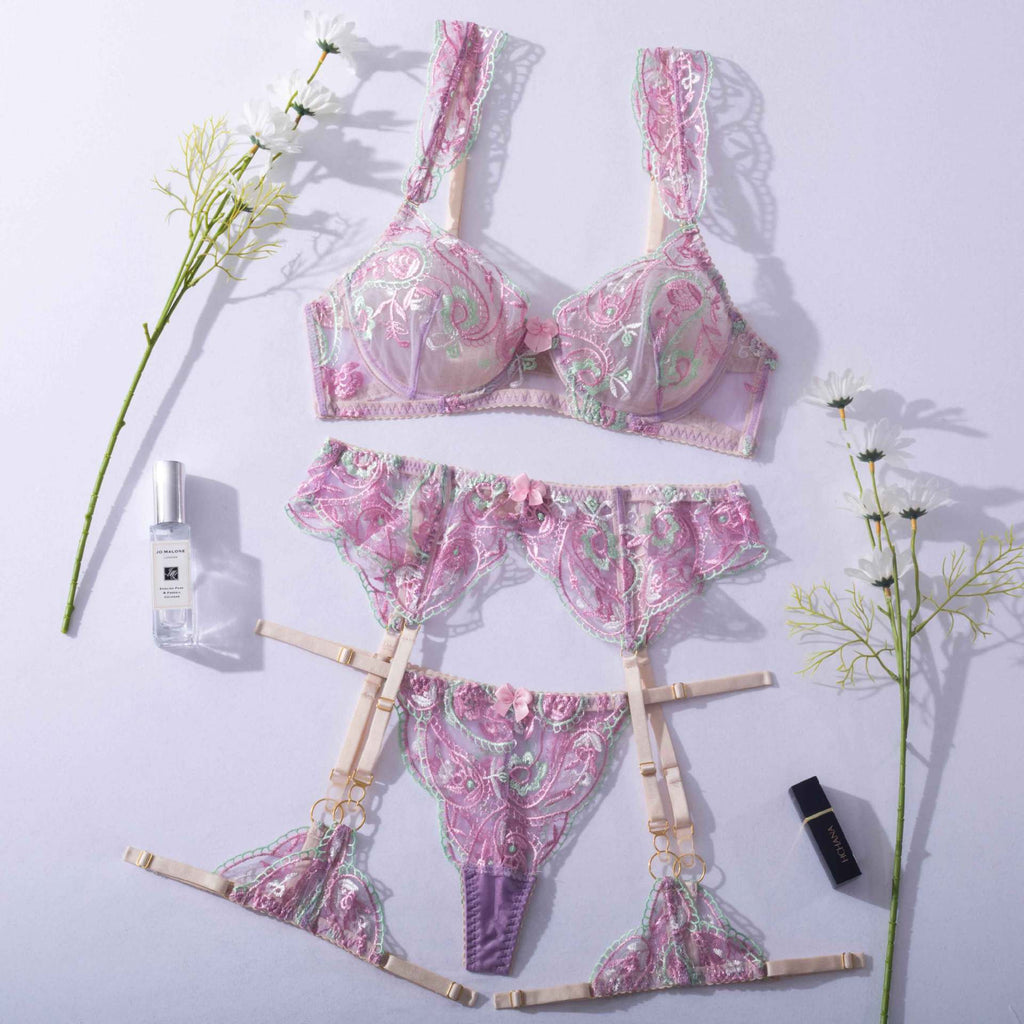 Ensemble de lingerie sexy 4 pièces : bas jarretières brodés en résille froncée, string et porte-jarretelles.