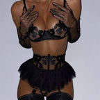 Ensemble trois pièces : soutien-gorge brodé, porte-jarretelles, string et tango.